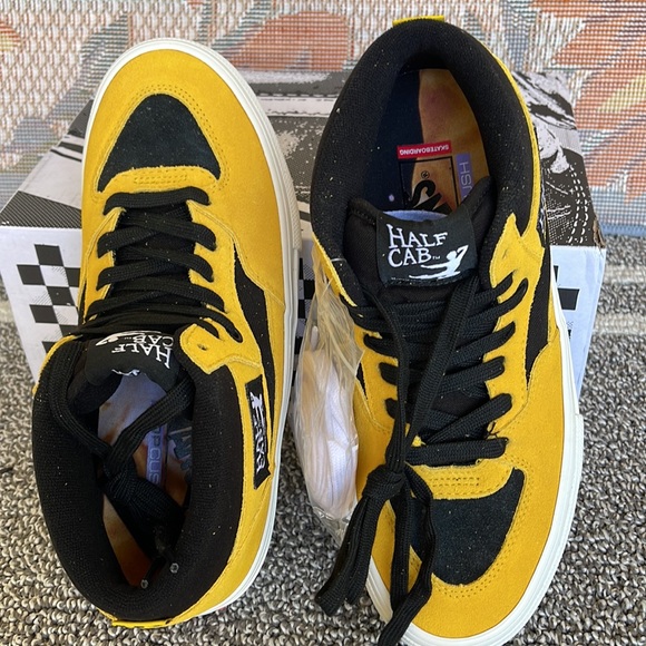 Vans • WMNS Skate Half Cab
Bruce Lee Black/Yellow
VN0A5FCDY23
Sneakers - Picture 13 of 16
